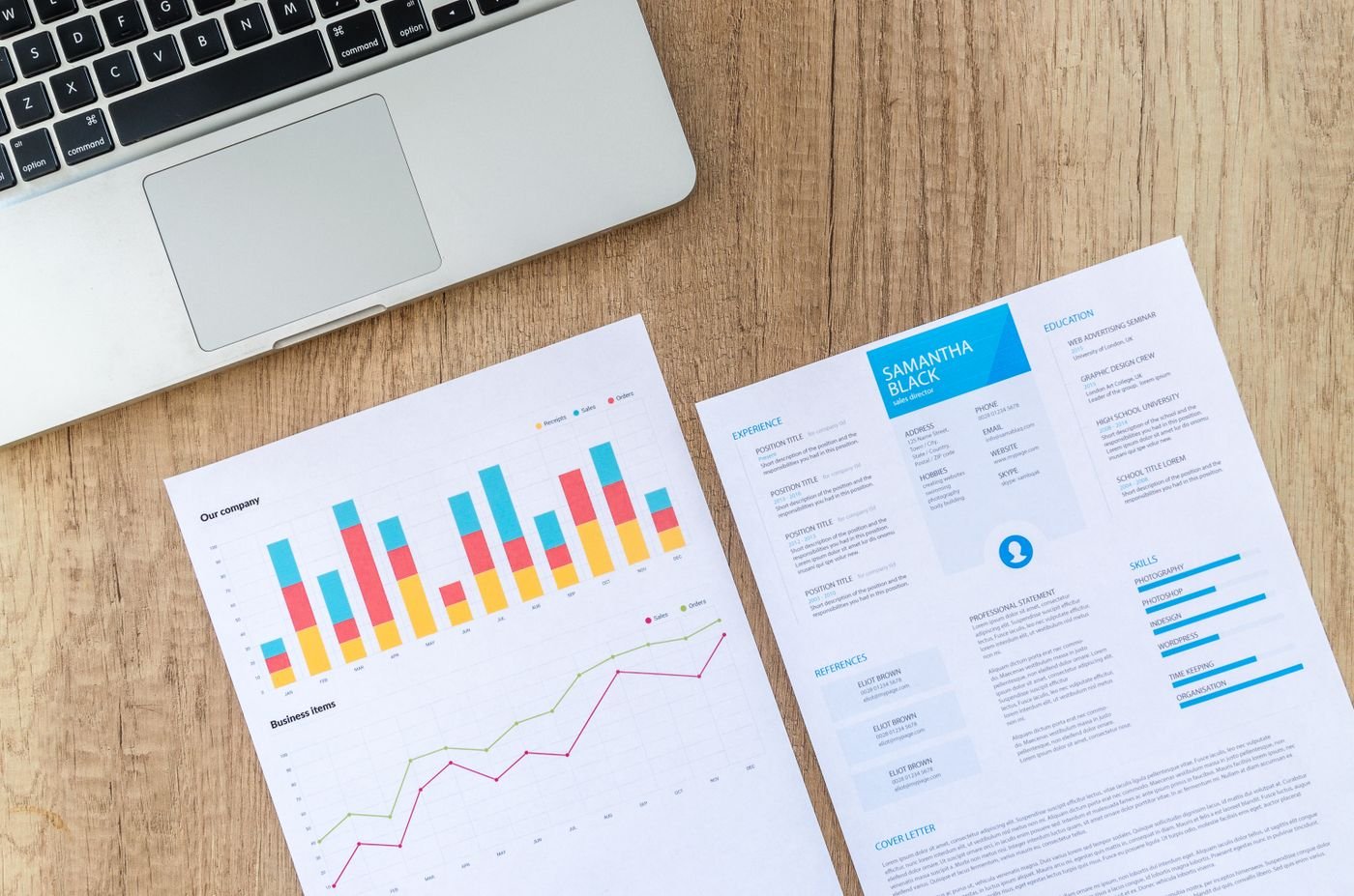 Profesionales analizando información de mercado, producto y competencia